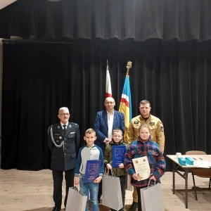 Zwycięzcy I grupy wiekowej. Od lewej strony Wiceprezes Zarządu Oddziału Gminnego ZOSP RP w Lubochni Marek Rusek, Wójt Gminy Lubochnia Piotr Majchrowski oraz od prawej strony starszy kapitan Ernest Lech. 