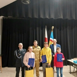 zwycięzcy II grupy wiekowej. Od lewej strony Wiceprezes Zarządu Oddziału Gminnego ZOSP RP w Lubochni Marek Rusek, starszy kapitan Ernest Lech oraz od prawej strony Wójt Gminy Lubochnia Piotr Majchrowski