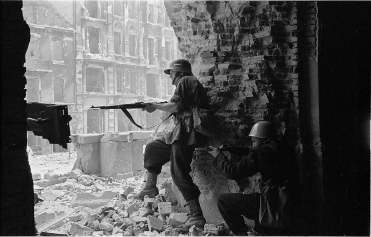 Powstancy-w-wejsciu-do-kosciola-sw.-Krzyza-fot.-Sylwester-Braun-ps.-Kris-24.08.1944-Muzeum-Warszawy-AN-49663-scaled-1-1568x1001